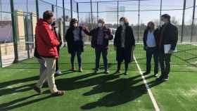 La presidenta de la Diputación de Palencia, Ángeles Armisén, visita una de las instalaciones deportivas mejoradas en la convocatoria de 2021