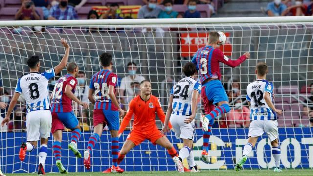 Piqué rematando de cabeza en el Barça - Real Sociedad