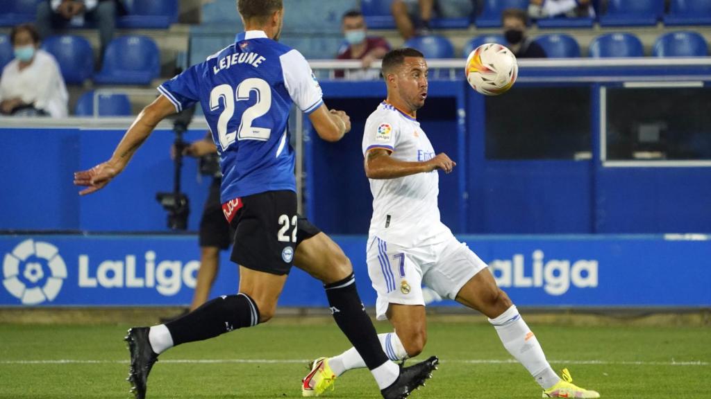 Hazard persigue un balón durante un partido contra el Alavés