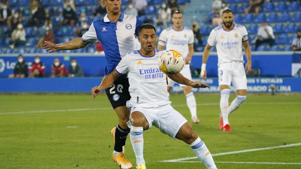 Hazard protege un balón ante la defensa del Alavés