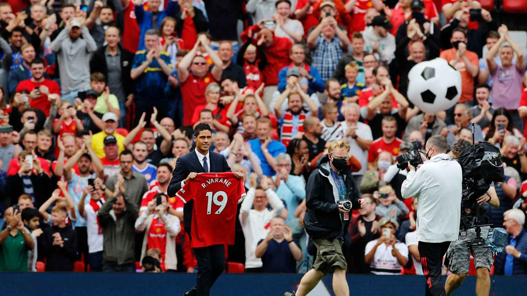 Varane con su nueva camiseta en su presentación con el Manchester United