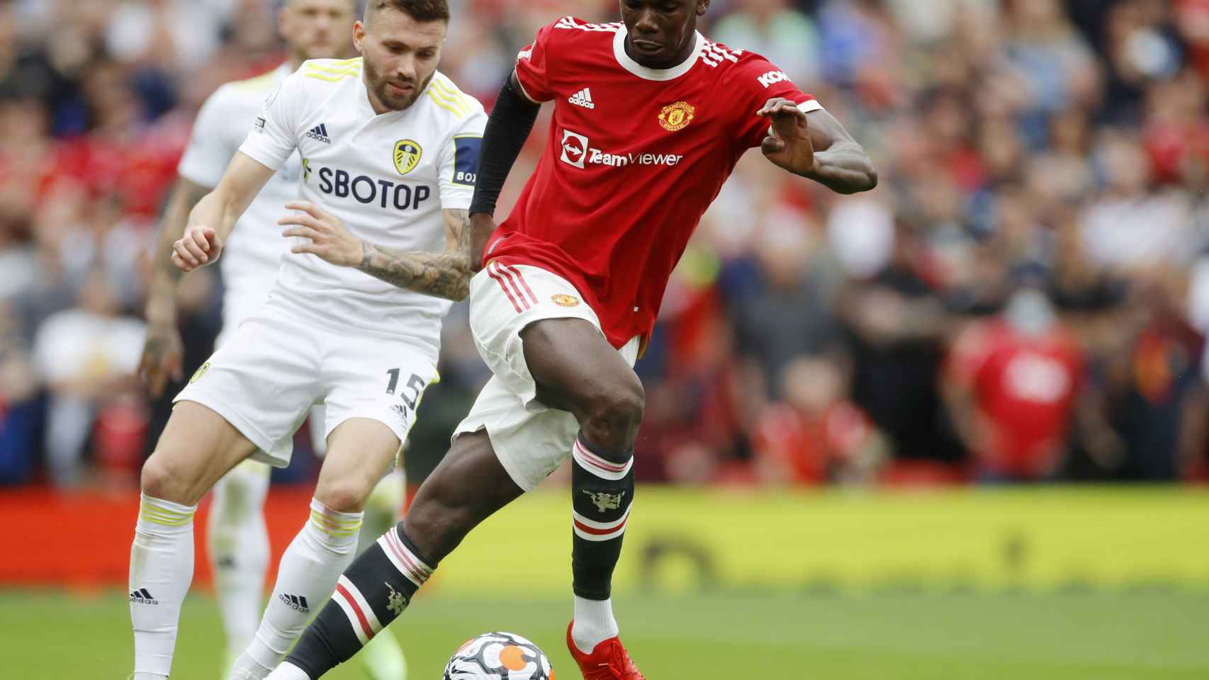 Pogba conduce un balón en un partido del Manchester United