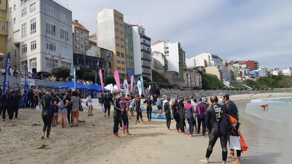 Participantes en la playa de Malpica.