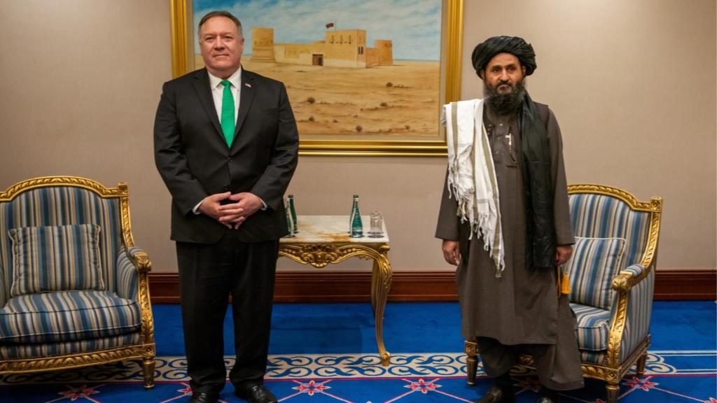 Mike Pompeo y Abdul Ghani Baradar en las negociaciones de Doha.