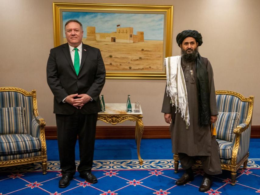 Mike Pompeo y Abdul Ghani Baradar en las negociaciones de Doha.