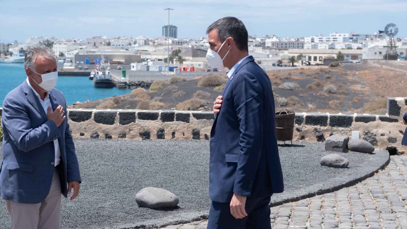 Pedro Sánchez con el presidente de las Islas Canarias, el pasado 11 de agosto.