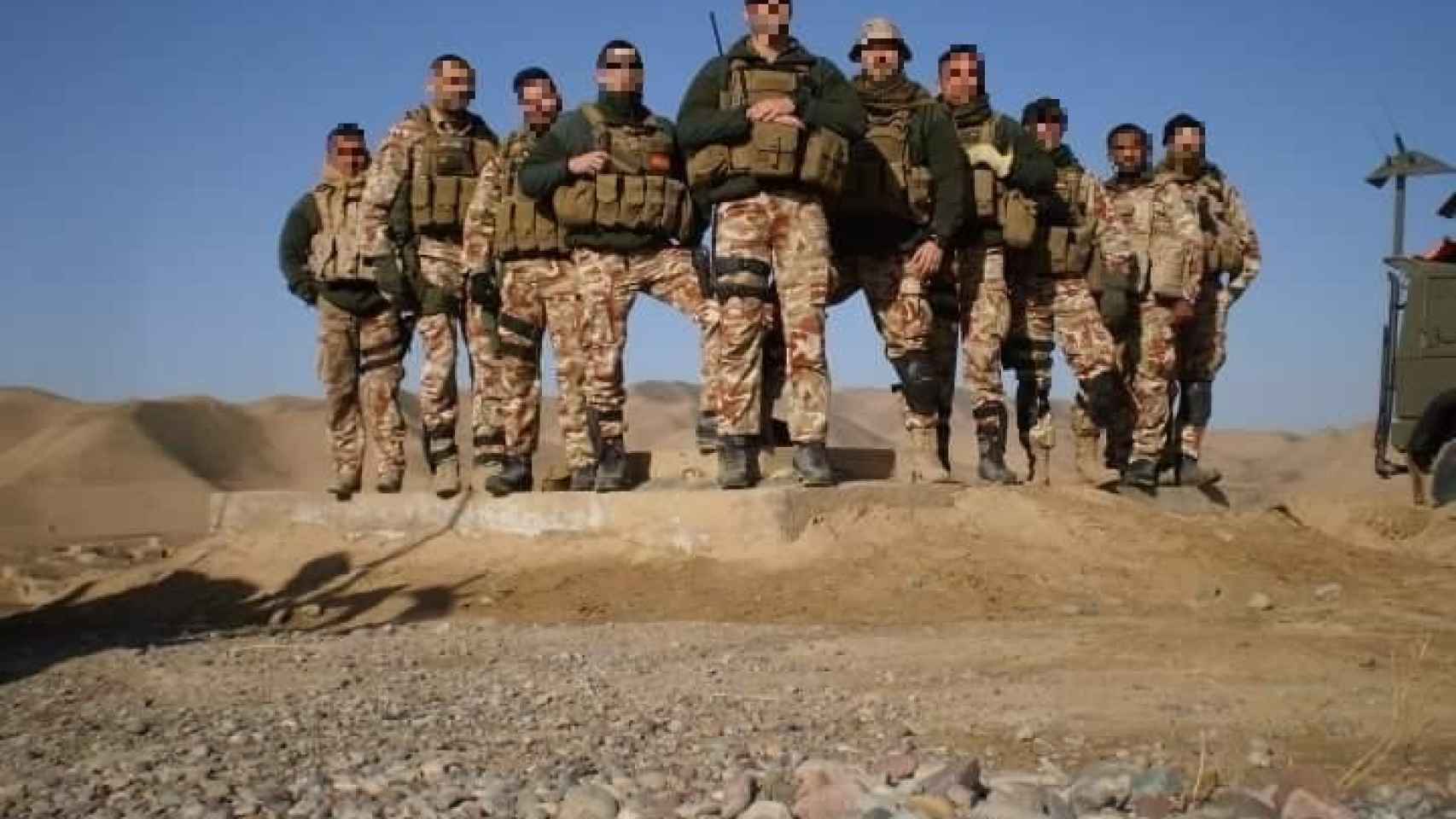 Otra foto de grupo de Javier junto a sus compañeros en Afganistán.