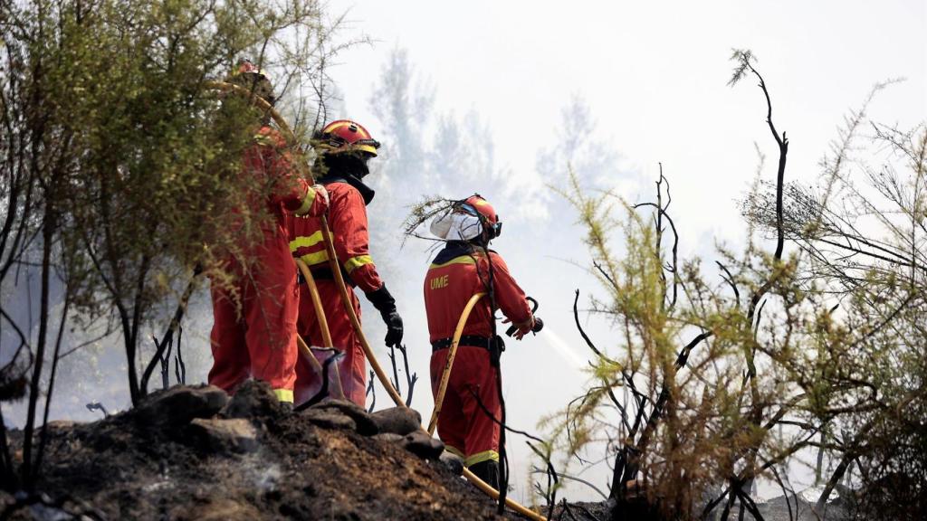 Bomberos sofocando el incendio de Castellón.