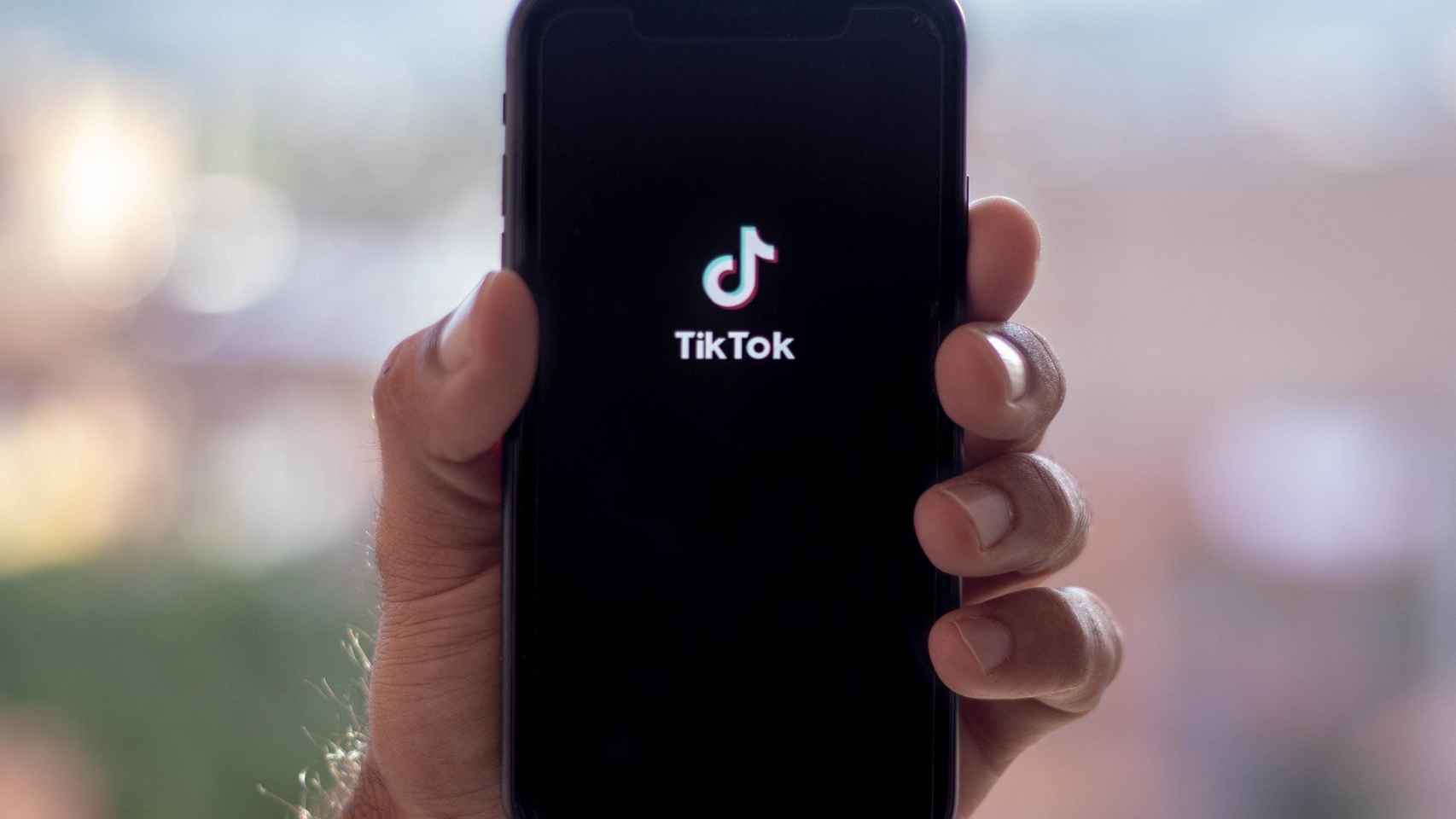 Un smartphone con el logo de TikTok.