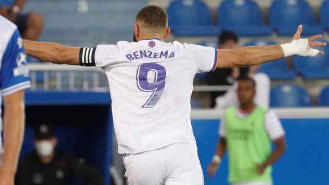 Karim Benzema celebra un gol con el Real Madrid en La Liga 2021/2022