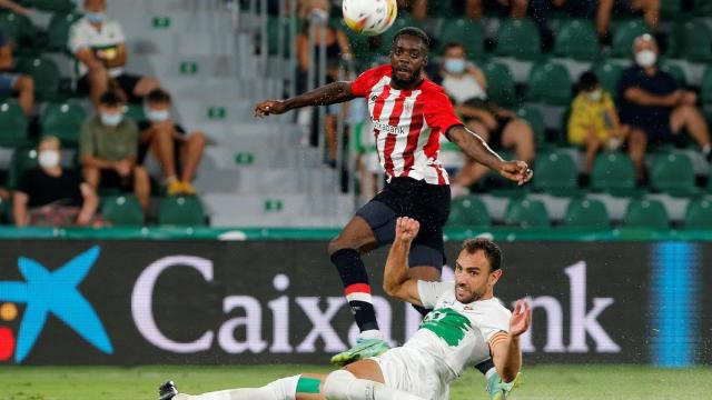 Iñaki Williams remata a portería ante la presencia de Gonzalo Verdú, en el Elche - Athletic de La Liga 2021/2022