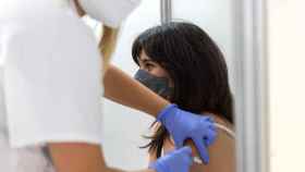 Una mujer recibe una vacuna contra la covid-19.