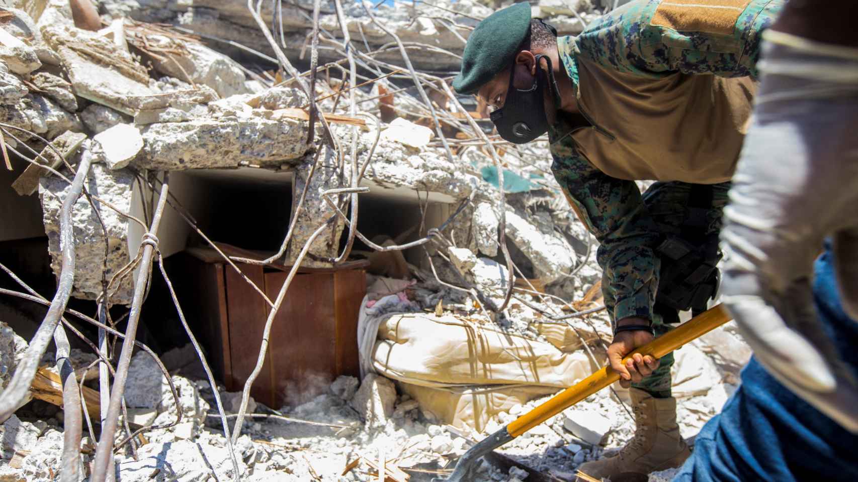 Un soldado limpia los escombros de una casa tras el terremoto de magnitud 7,2 en Les Cayes, Haití, en 2021.