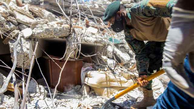 Un soldado limpia los escombros de una casa tras el terremoto de magnitud 7,2 en Les Cayes, Haití.