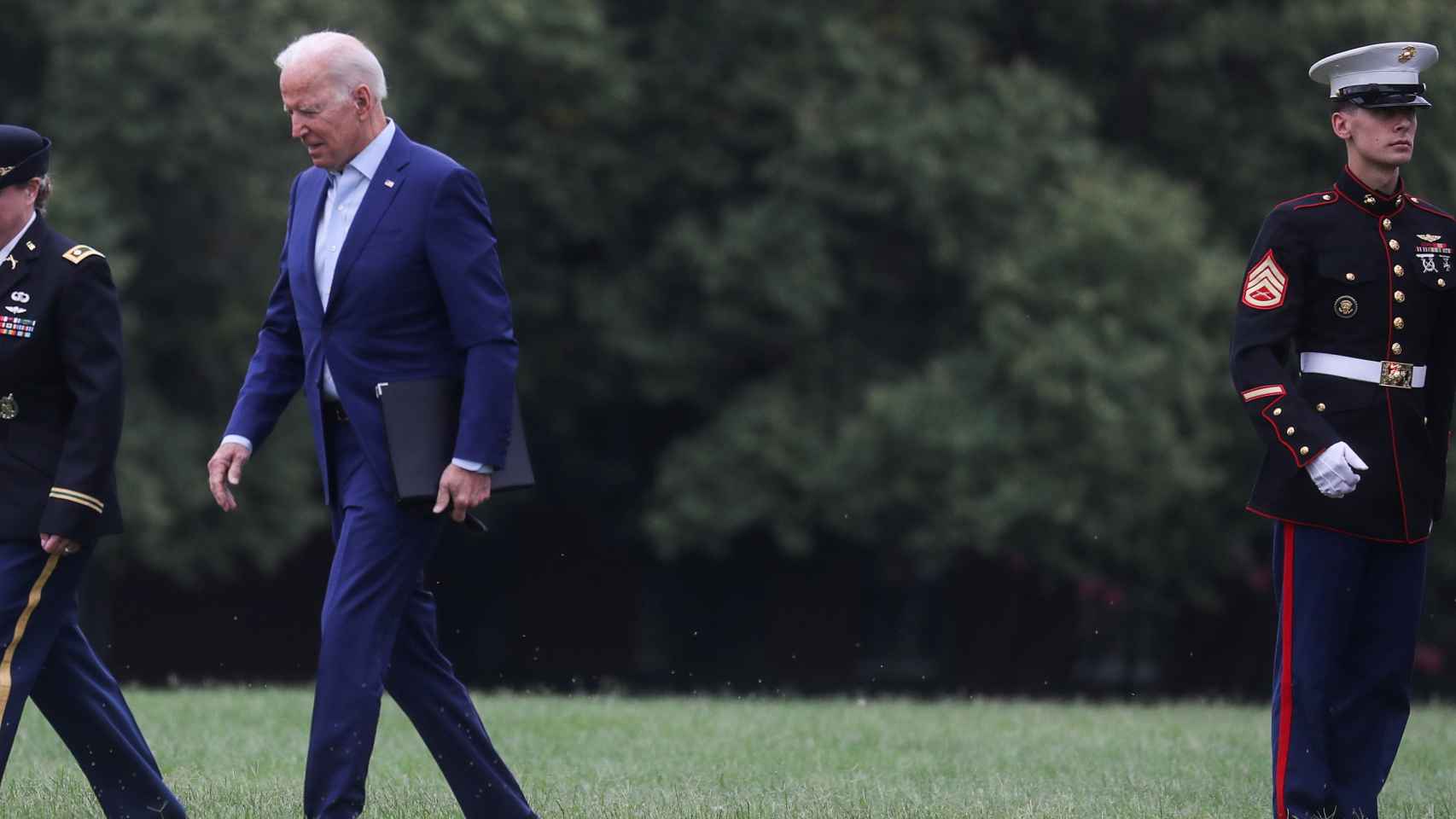 Joe Biden en Fort McNair, de camino a la Casa Blanca para comparecer por la retirada de Afganistán.