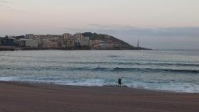 Un pescador en la playa del Orzán de A Coruña esta mañana.