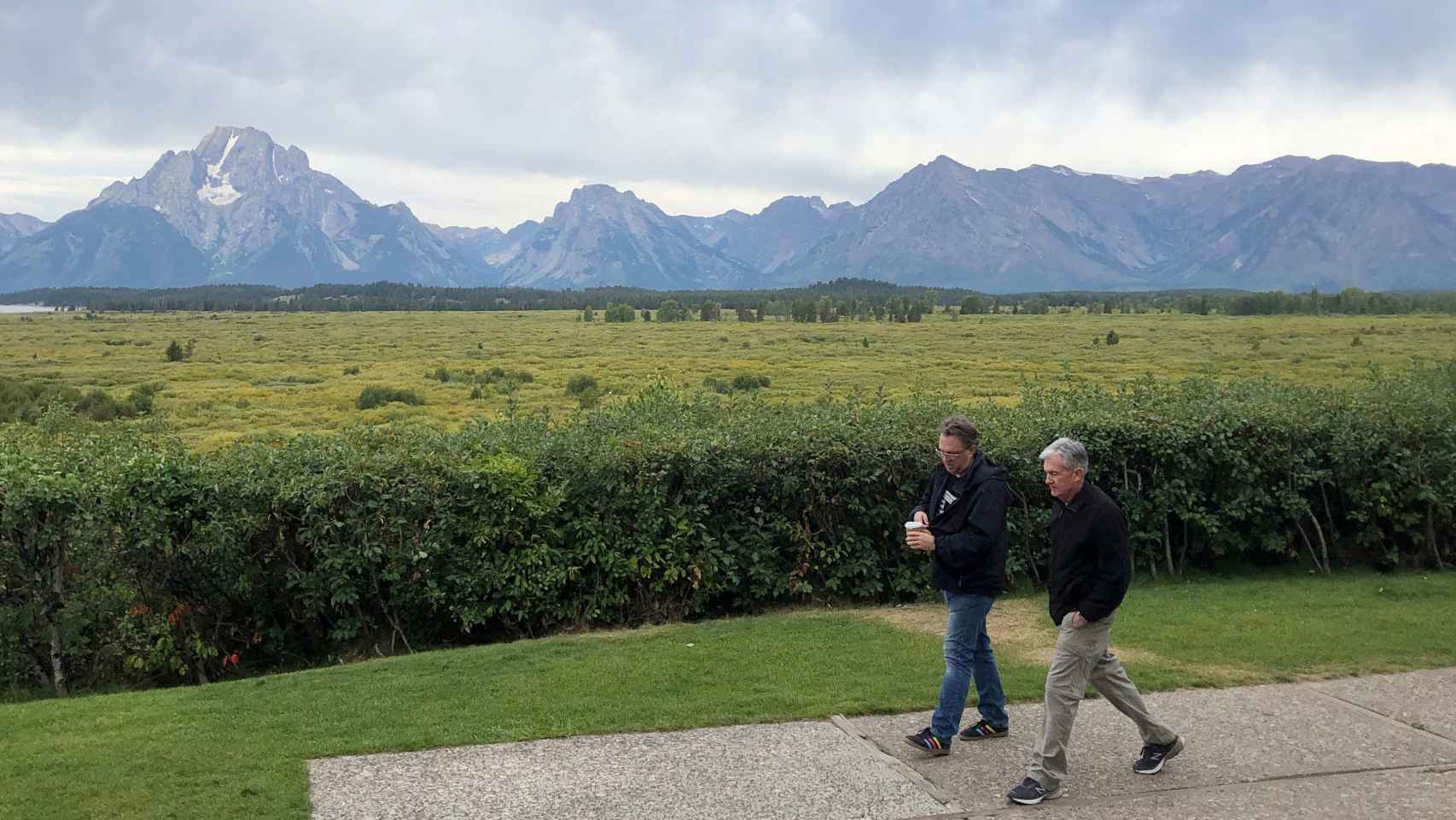 El presidente de la Reserva Federal, Jerome Powell, y el presidente de la Reserva Federal de Nueva York, John Williams, caminan juntos en una reciente edición de Jackson Hole.