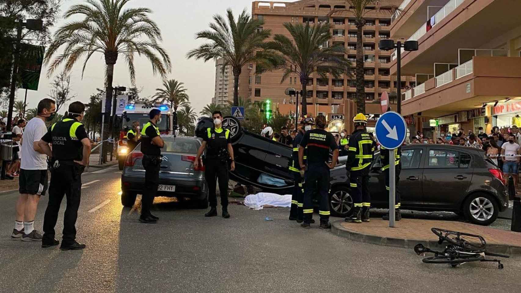 Muere un ciclista de 40 años al colisionar con tres coches en Fuengirola (Málaga)