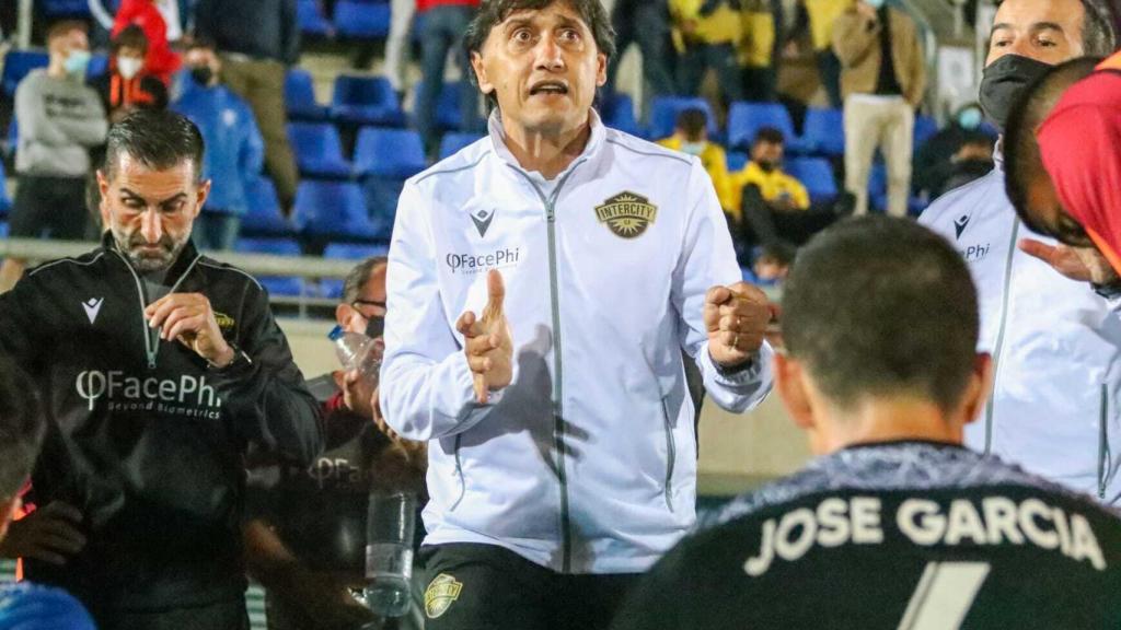 El entrenador da instrucciones en un partido.