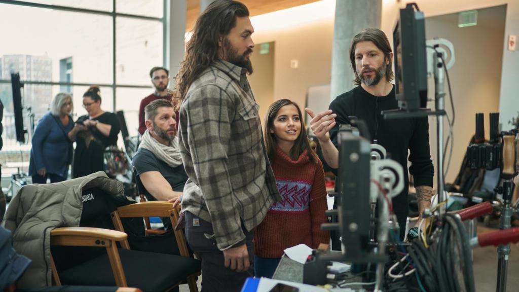 Isabela Merced y Jason Momoa tras las cámaras junto a Brian Mendoza.