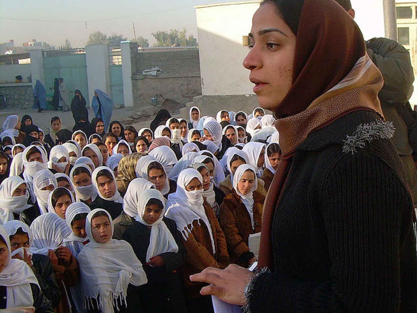 Malalai Joya se dirige a las estudiantes de una escuela de niñas en Farah, Afganistán.