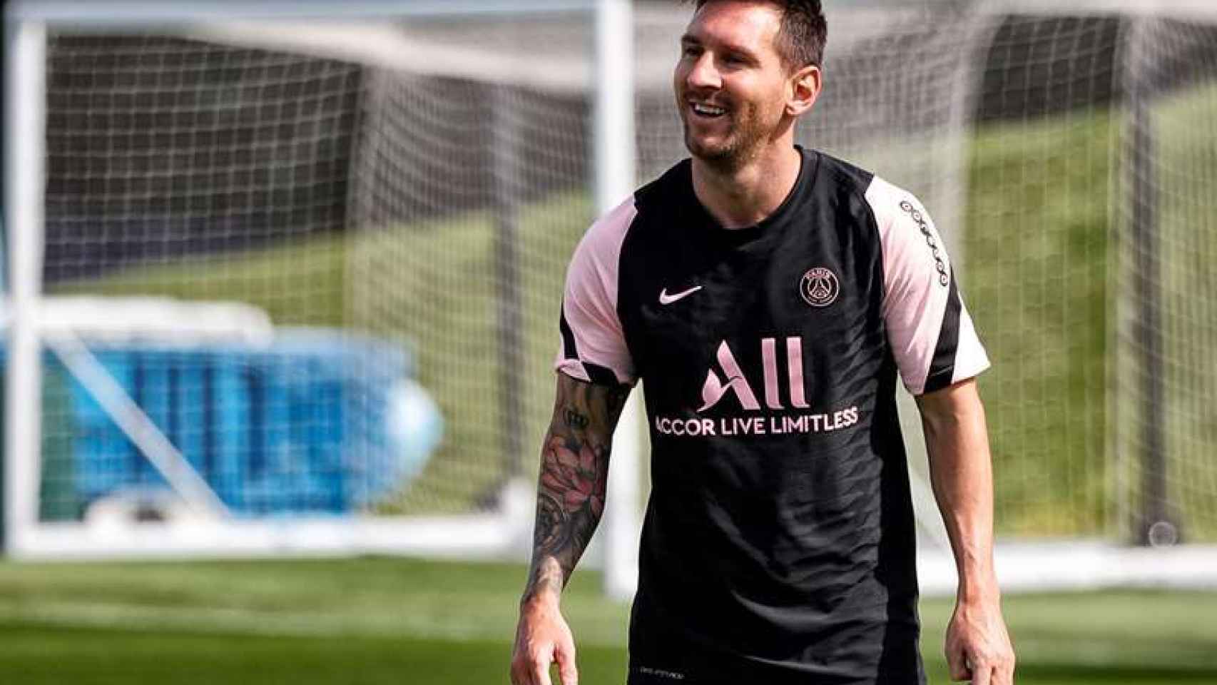 Messi sonriendo durante el entrenamiento del PSG