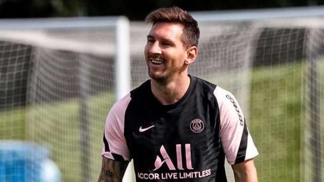 Messi sonriendo durante el entrenamiento del PSG