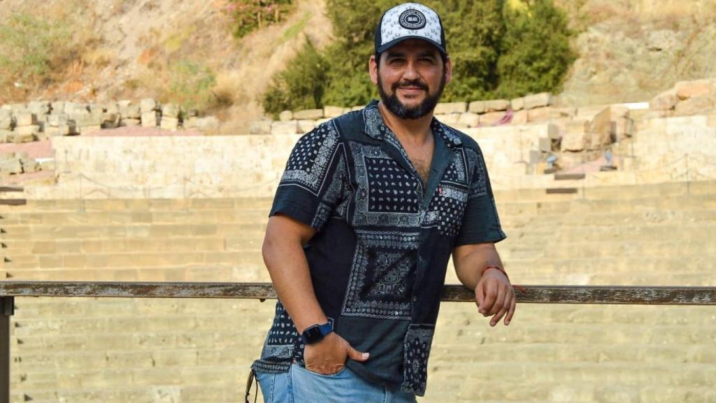 Fran Perea posando frente al Teatro Romano de Málaga.