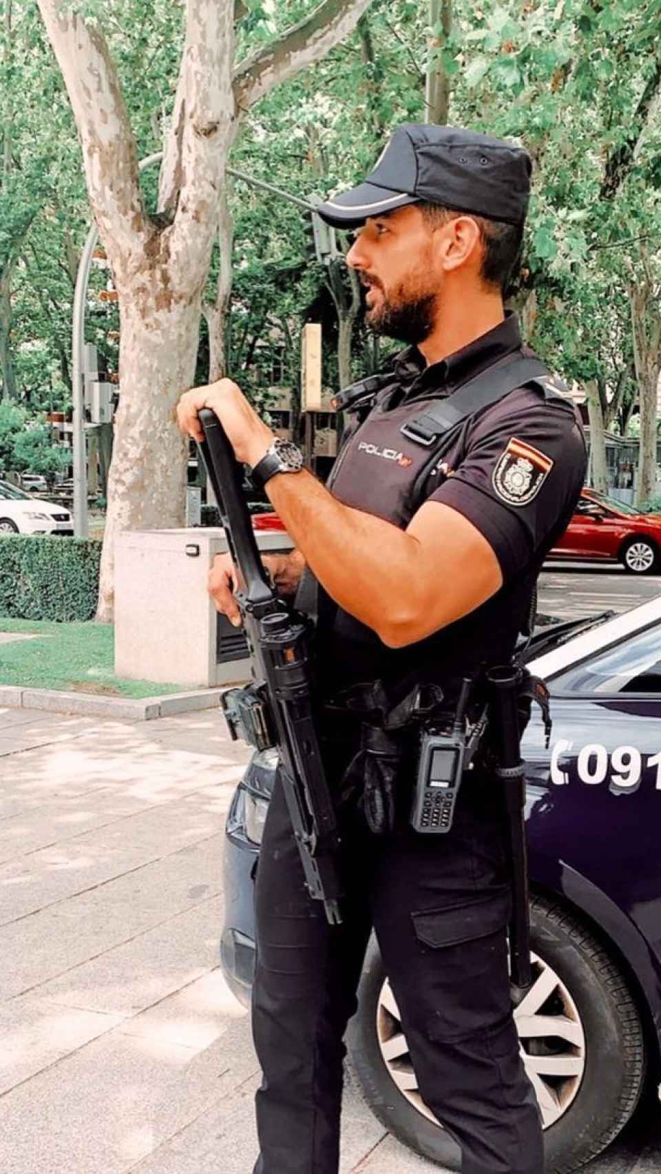 Rubén, el novio policía de Marta, con el uniforme de trabajo.