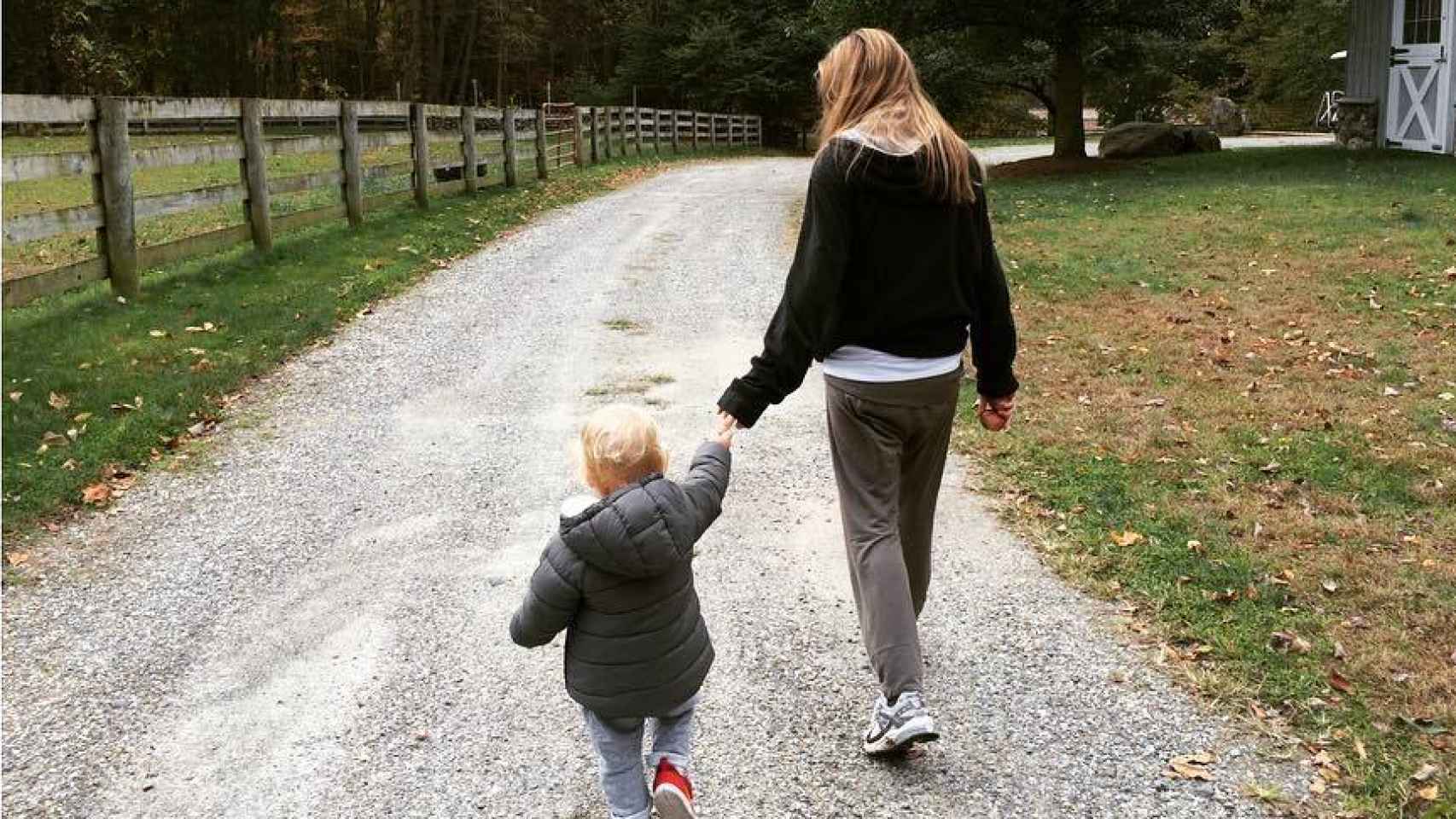 Alejandra, paseando con su hijo, en una foto de Instagram.
