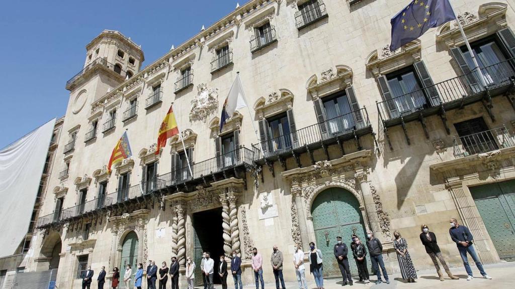 Miembros de la corporación protagonizaron  en mayo un minuto de silencio ante el último asesinato machista.