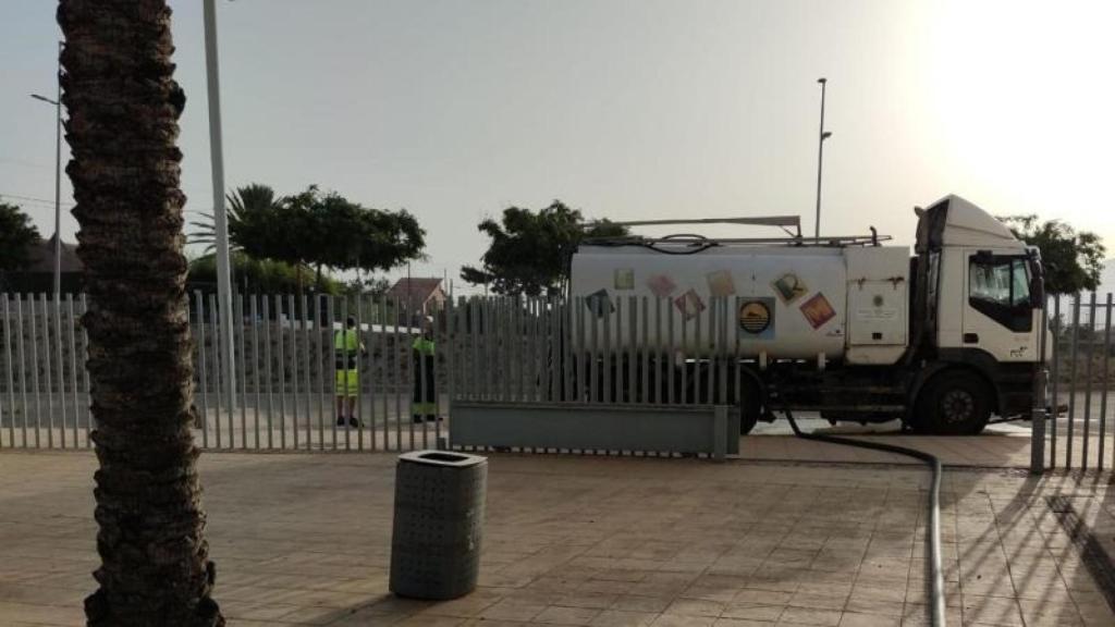 Benidorm reutiliza el agua de una piscina para limpiar las calles y pide la suya a las urbanizaciones