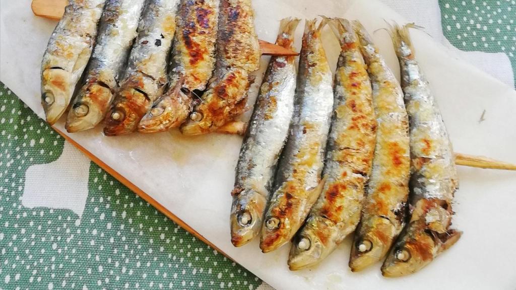 Sardinas pequeñas asadas en espetos