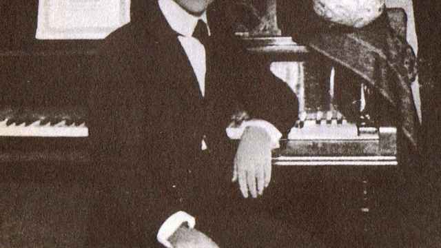 Lorca al piano en Granada (1919).