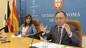 El presidente de Ceuta, Juan Jesús Vivas, y la consejera de Presidencia, Mabel Deu.