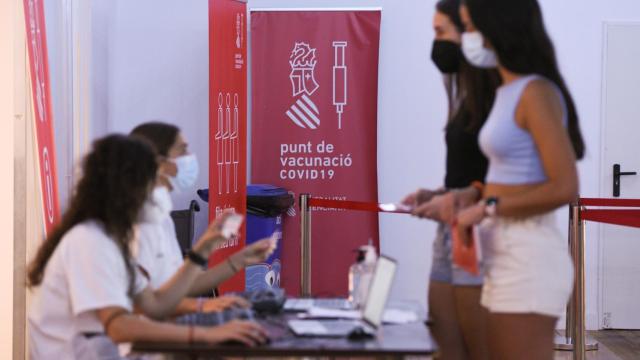 Adolecentes en el registro tras recibir la primera dosis de la vacuna contra la Covid-19 en Játiva, Valencia.