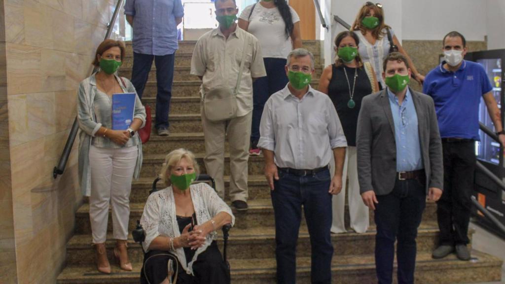 José María García Urbano, alcalde de Estepona, en el centro de la imagen, junto a miembros del colectivo.