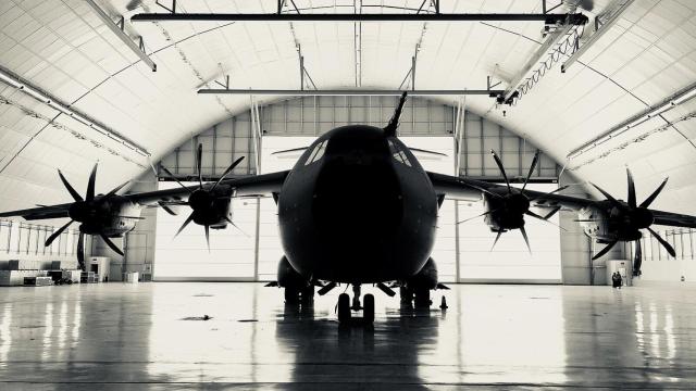 Silueta del Airbus A400M en la base militar de Zaragoza.