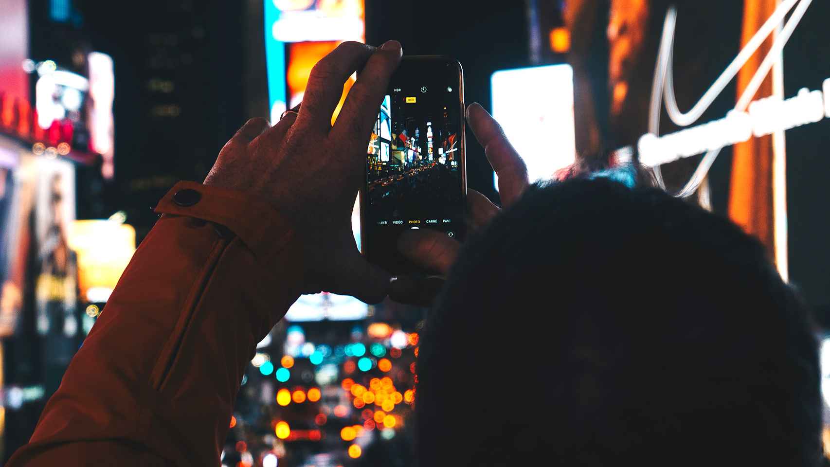 Un iPhone sacando fotos en la noche