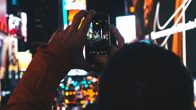 Un iPhone sacando fotos en la noche