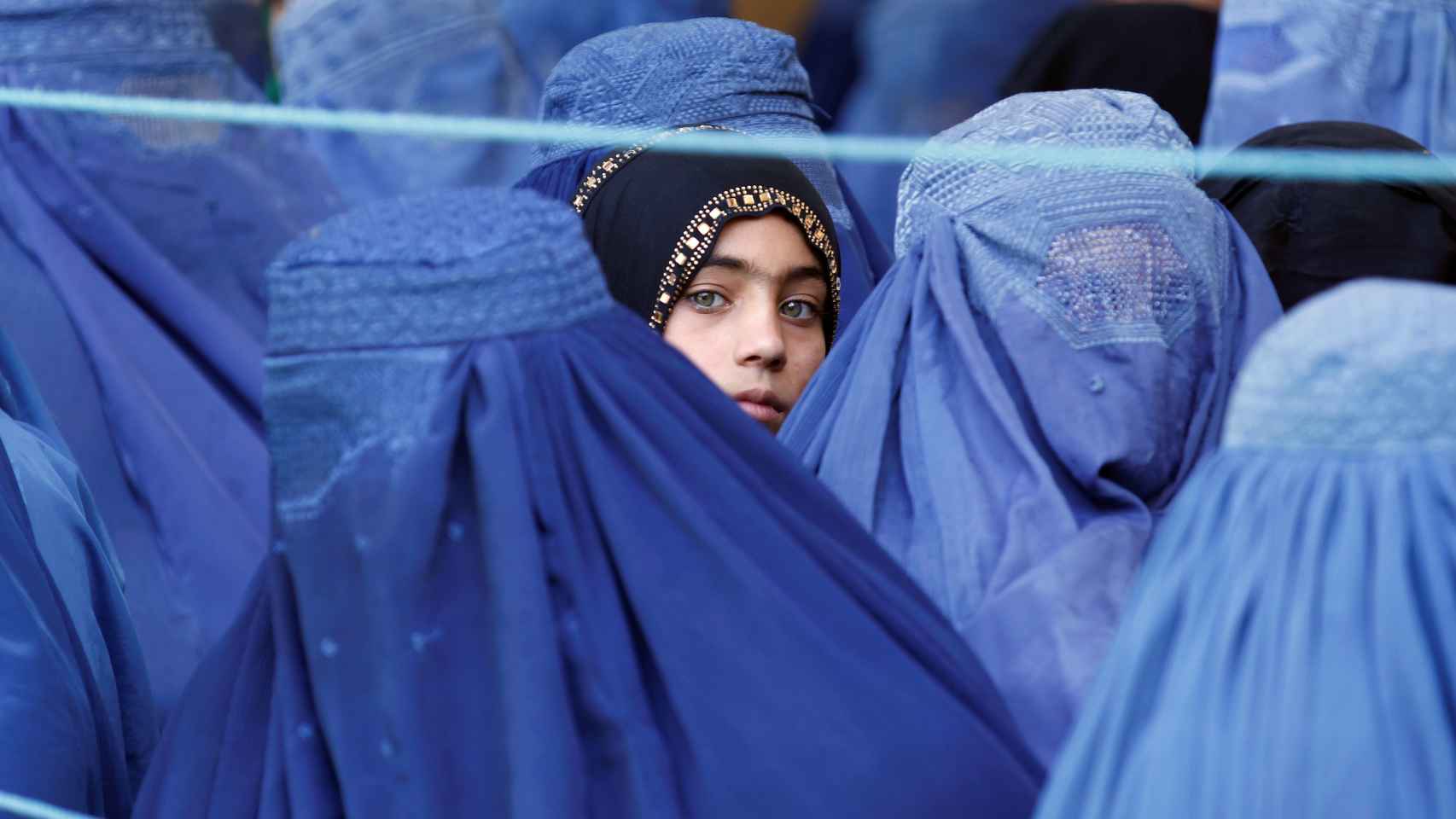 Una niña con el rostro descubierto en Jalalabad.