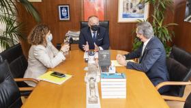 Reunión de la subdelegada y delegado del Gobierno en Galicia con el alcalde de Culleredo (centro).