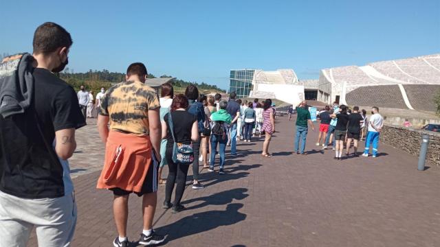 Jóvenes esperan en la Ciudad de la Cultura el día de arranque de la vacunación másiva a menores de 20 años.