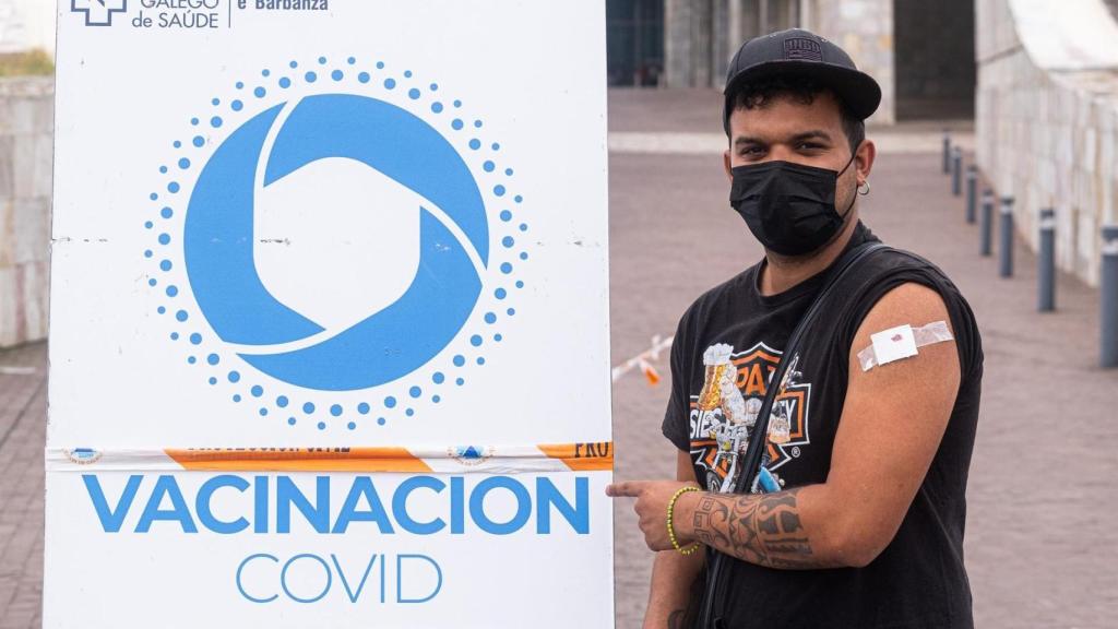 Un joven muestra su brazo tras ser vacunado contra el Covid-19 en el complejo de Cidade da Cultura, en Santiago de Compostela, en julio de 2021.