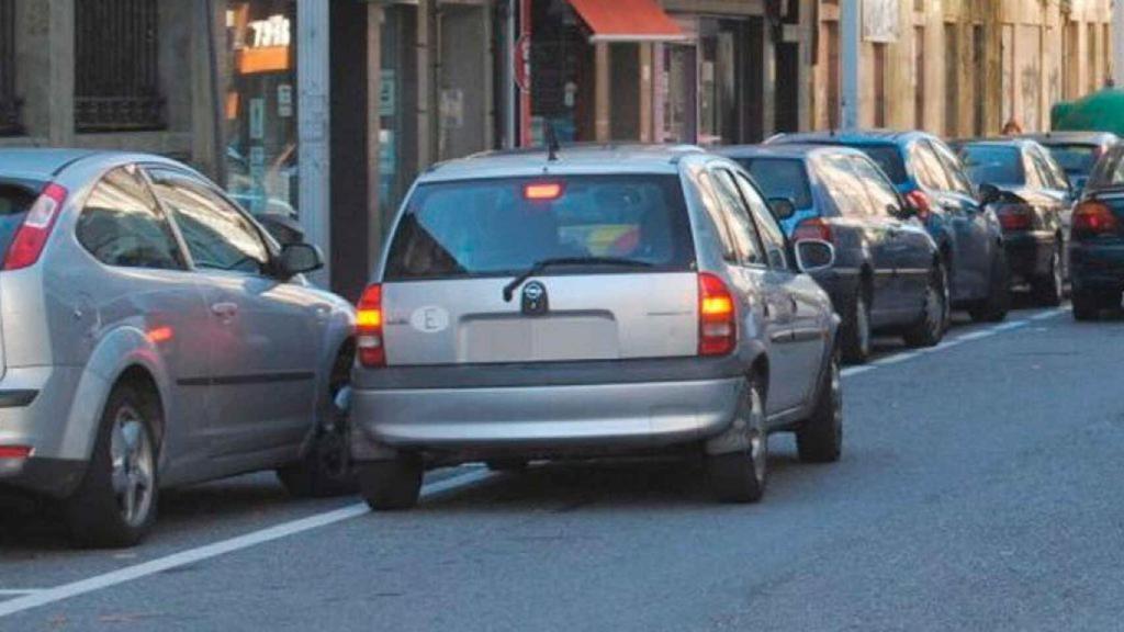 Un vehículo en doble fila.