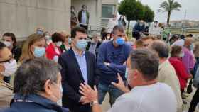 Sanitarios se concentran frente al centro de salud de Baltar (Sanxenxo, Pontevedra) para denunciar el aumento de la presión asistencial