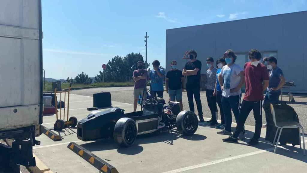 Integrantes de UVigo Motorsport preparando el UM21 para trasladarlo a Barcelona