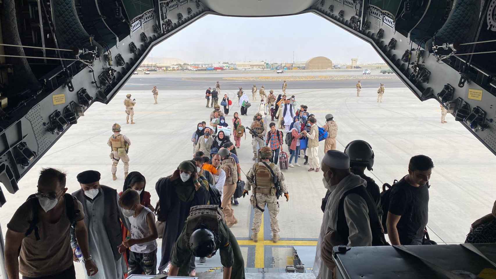 Momento en el que los españoles y afganos que aguardaban en Kabul suben al primer avión militar español que ya ha despegado de Kabul.