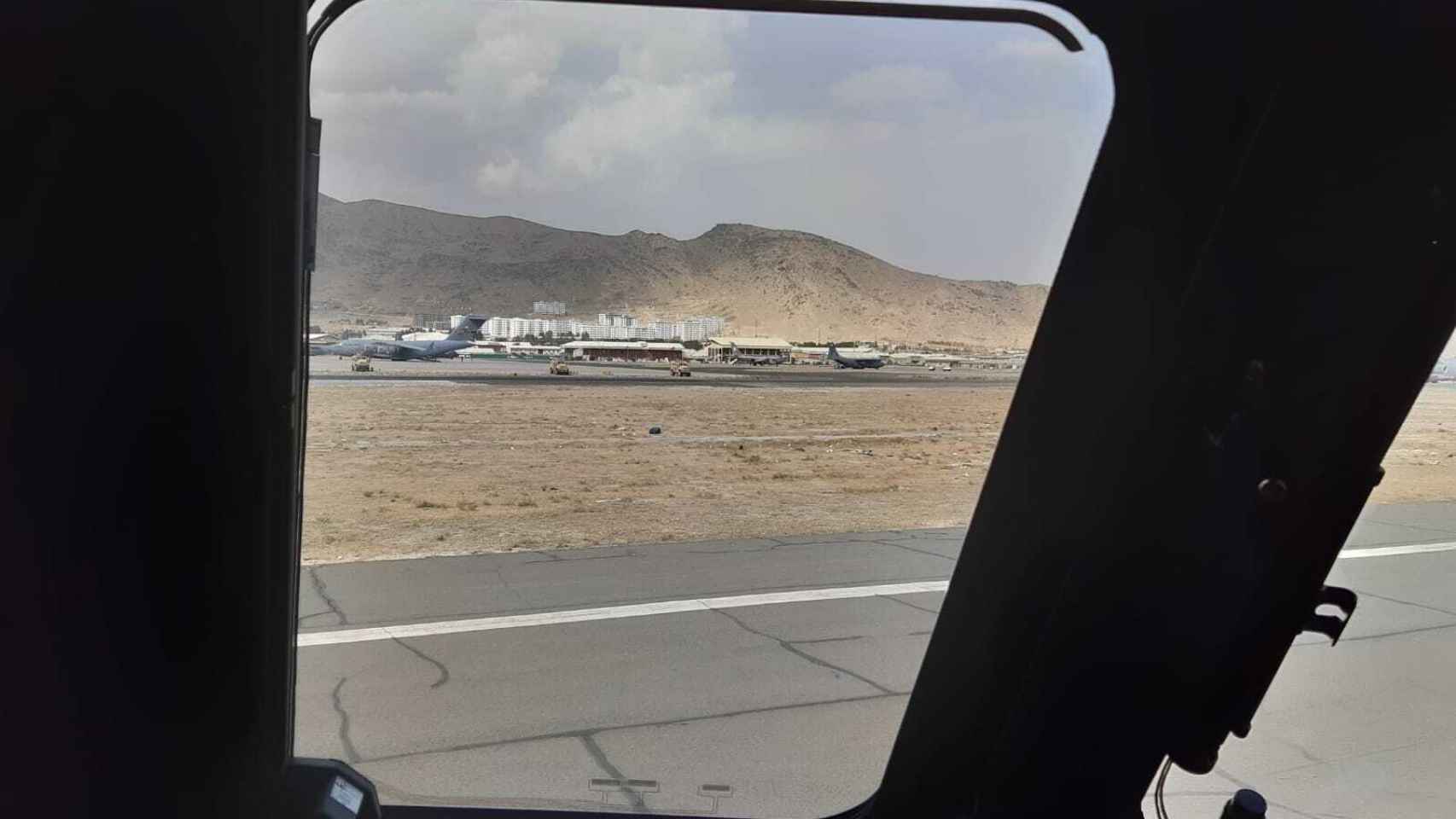 Vista del aeropuerto de Kabul desde la aeronave militar española que ya ha despegado rumbo a Dubái.