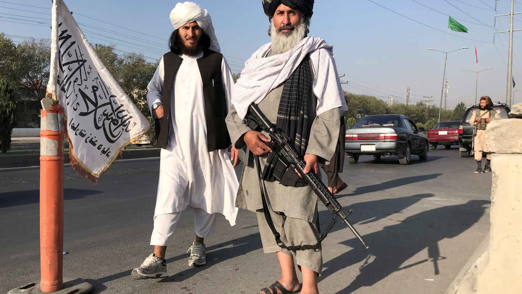 Combatientes talibanes montan guardia a las afueras del ministerio del Interior, en Kabul.